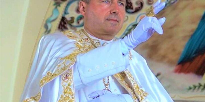 Su Santidad el Papa Pedro III enseñado a los niños a rezar